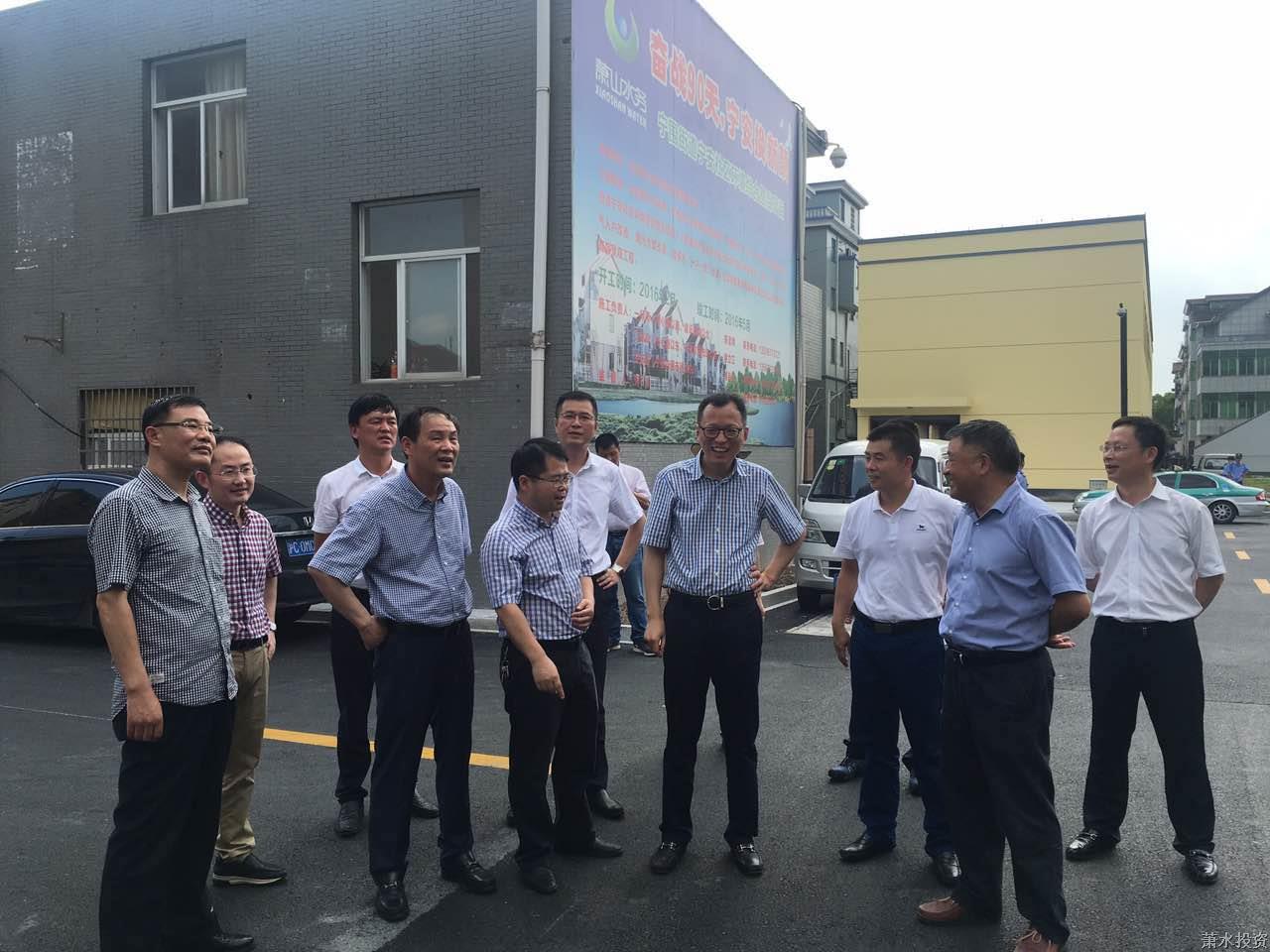 8月10日，荆门市委常委、萧山区委区委书记俞东来一行到投资公司掌管的宁安社区环境综合整治工程现场查看工作进展。俞东来书记对投资公司的工作暗示注定，认可投资公司奋战一百天，宁安换新颜的工作成就。.JPG